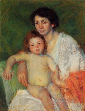 椅子の背もたれに腕を置く母親の膝の上の裸の赤ちゃん 母親の子供たち メアリー・カサット Oil Paintings